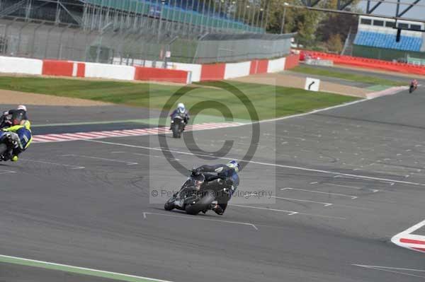 Motorcycle action photographs;Silverstone circuit;Silverstone photographs;Trackday digital images;event digital images;eventdigitalimages;no limits trackday;peter wileman photography;rockingham towcester northamptonshire;trackday;trackday photos
