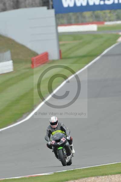 Motorcycle action photographs;Silverstone circuit;Silverstone photographs;Trackday digital images;event digital images;eventdigitalimages;no limits trackday;peter wileman photography;rockingham towcester northamptonshire;trackday;trackday photos