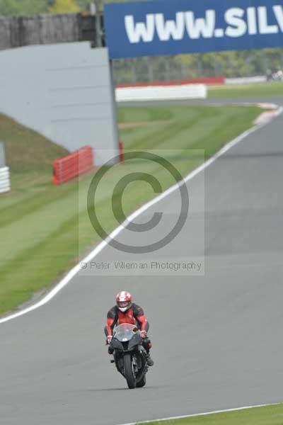 Motorcycle action photographs;Silverstone circuit;Silverstone photographs;Trackday digital images;event digital images;eventdigitalimages;no limits trackday;peter wileman photography;rockingham towcester northamptonshire;trackday;trackday photos