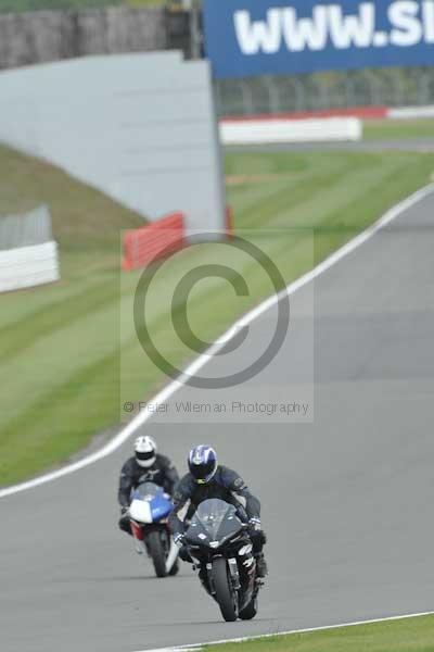 Motorcycle action photographs;Silverstone circuit;Silverstone photographs;Trackday digital images;event digital images;eventdigitalimages;no limits trackday;peter wileman photography;rockingham towcester northamptonshire;trackday;trackday photos