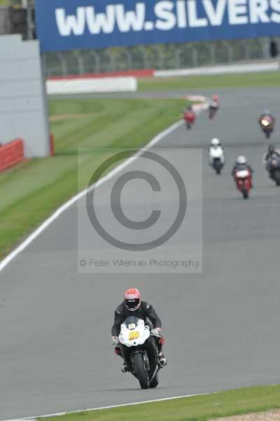 Motorcycle action photographs;Silverstone circuit;Silverstone photographs;Trackday digital images;event digital images;eventdigitalimages;no limits trackday;peter wileman photography;rockingham towcester northamptonshire;trackday;trackday photos