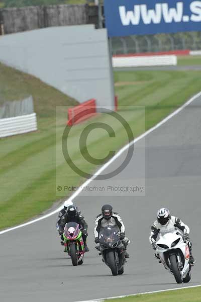 Motorcycle action photographs;Silverstone circuit;Silverstone photographs;Trackday digital images;event digital images;eventdigitalimages;no limits trackday;peter wileman photography;rockingham towcester northamptonshire;trackday;trackday photos