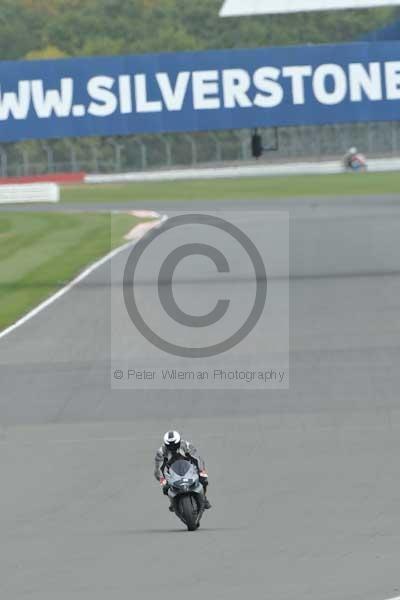 Motorcycle action photographs;Silverstone circuit;Silverstone photographs;Trackday digital images;event digital images;eventdigitalimages;no limits trackday;peter wileman photography;rockingham towcester northamptonshire;trackday;trackday photos