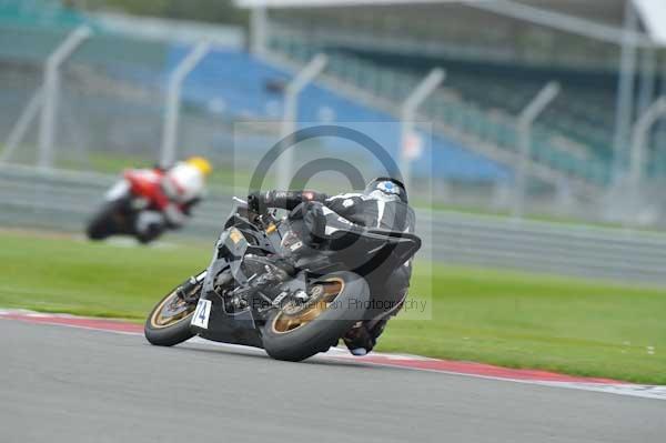 Motorcycle action photographs;Silverstone circuit;Silverstone photographs;Trackday digital images;event digital images;eventdigitalimages;no limits trackday;peter wileman photography;rockingham towcester northamptonshire;trackday;trackday photos