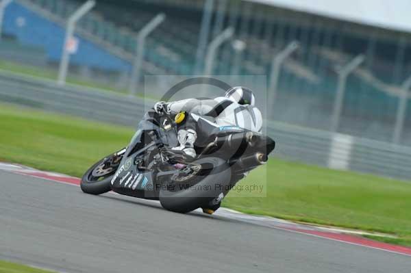 Motorcycle action photographs;Silverstone circuit;Silverstone photographs;Trackday digital images;event digital images;eventdigitalimages;no limits trackday;peter wileman photography;rockingham towcester northamptonshire;trackday;trackday photos