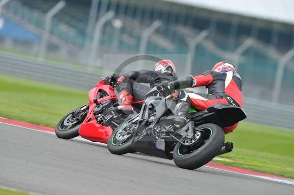 Motorcycle action photographs;Silverstone circuit;Silverstone photographs;Trackday digital images;event digital images;eventdigitalimages;no limits trackday;peter wileman photography;rockingham towcester northamptonshire;trackday;trackday photos