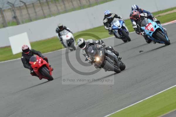Motorcycle action photographs;Silverstone circuit;Silverstone photographs;Trackday digital images;event digital images;eventdigitalimages;no limits trackday;peter wileman photography;rockingham towcester northamptonshire;trackday;trackday photos