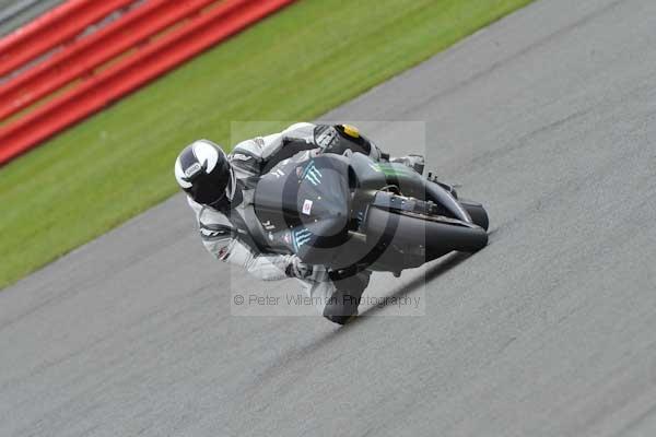Motorcycle action photographs;Silverstone circuit;Silverstone photographs;Trackday digital images;event digital images;eventdigitalimages;no limits trackday;peter wileman photography;rockingham towcester northamptonshire;trackday;trackday photos