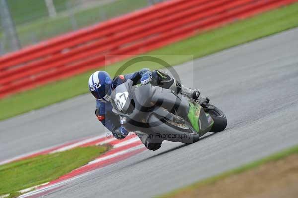 Motorcycle action photographs;Silverstone circuit;Silverstone photographs;Trackday digital images;event digital images;eventdigitalimages;no limits trackday;peter wileman photography;rockingham towcester northamptonshire;trackday;trackday photos