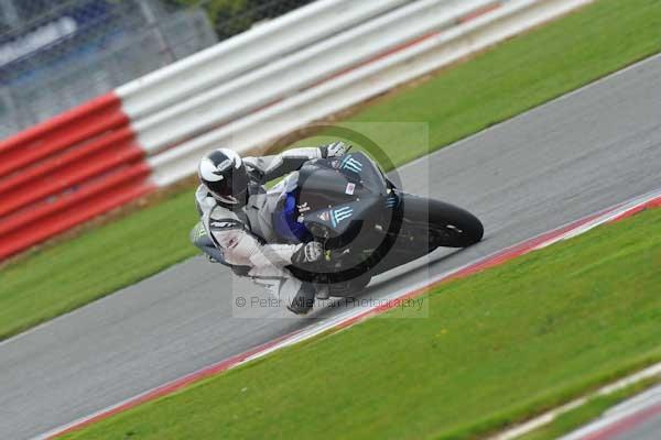 Motorcycle action photographs;Silverstone circuit;Silverstone photographs;Trackday digital images;event digital images;eventdigitalimages;no limits trackday;peter wileman photography;rockingham towcester northamptonshire;trackday;trackday photos