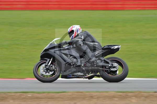 Motorcycle action photographs;Silverstone circuit;Silverstone photographs;Trackday digital images;event digital images;eventdigitalimages;no limits trackday;peter wileman photography;rockingham towcester northamptonshire;trackday;trackday photos