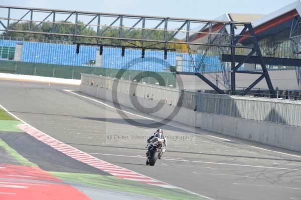 Motorcycle action photographs;Silverstone circuit;Silverstone photographs;Trackday digital images;event digital images;eventdigitalimages;no limits trackday;peter wileman photography;rockingham towcester northamptonshire;trackday;trackday photos