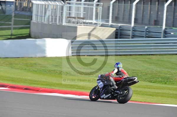 Motorcycle action photographs;Silverstone circuit;Silverstone photographs;Trackday digital images;event digital images;eventdigitalimages;no limits trackday;peter wileman photography;rockingham towcester northamptonshire;trackday;trackday photos