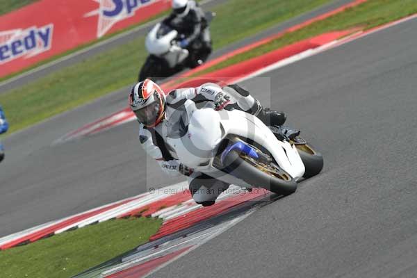 Motorcycle action photographs;Silverstone circuit;Silverstone photographs;Trackday digital images;event digital images;eventdigitalimages;no limits trackday;peter wileman photography;rockingham towcester northamptonshire;trackday;trackday photos