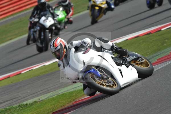 Motorcycle action photographs;Silverstone circuit;Silverstone photographs;Trackday digital images;event digital images;eventdigitalimages;no limits trackday;peter wileman photography;rockingham towcester northamptonshire;trackday;trackday photos