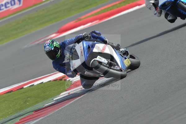 Motorcycle action photographs;Silverstone circuit;Silverstone photographs;Trackday digital images;event digital images;eventdigitalimages;no limits trackday;peter wileman photography;rockingham towcester northamptonshire;trackday;trackday photos