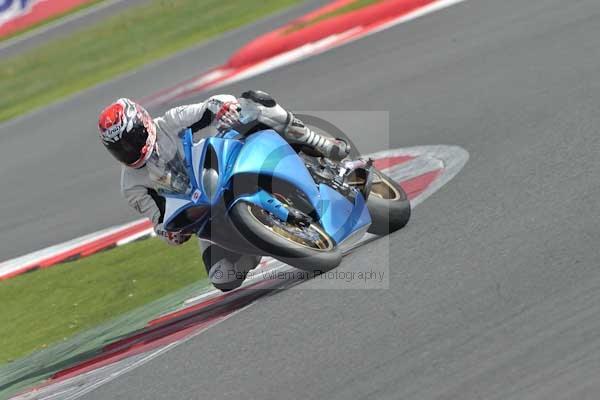Motorcycle action photographs;Silverstone circuit;Silverstone photographs;Trackday digital images;event digital images;eventdigitalimages;no limits trackday;peter wileman photography;rockingham towcester northamptonshire;trackday;trackday photos