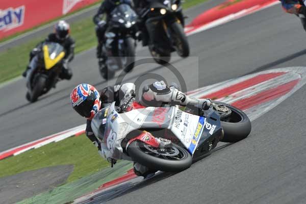 Motorcycle action photographs;Silverstone circuit;Silverstone photographs;Trackday digital images;event digital images;eventdigitalimages;no limits trackday;peter wileman photography;rockingham towcester northamptonshire;trackday;trackday photos