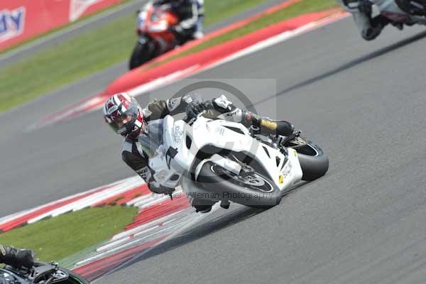 Motorcycle action photographs;Silverstone circuit;Silverstone photographs;Trackday digital images;event digital images;eventdigitalimages;no limits trackday;peter wileman photography;rockingham towcester northamptonshire;trackday;trackday photos