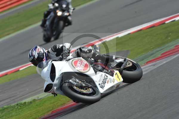 Motorcycle action photographs;Silverstone circuit;Silverstone photographs;Trackday digital images;event digital images;eventdigitalimages;no limits trackday;peter wileman photography;rockingham towcester northamptonshire;trackday;trackday photos
