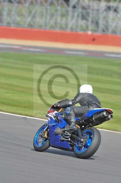 Motorcycle action photographs;Silverstone circuit;Silverstone photographs;Trackday digital images;event digital images;eventdigitalimages;no limits trackday;peter wileman photography;rockingham towcester northamptonshire;trackday;trackday photos