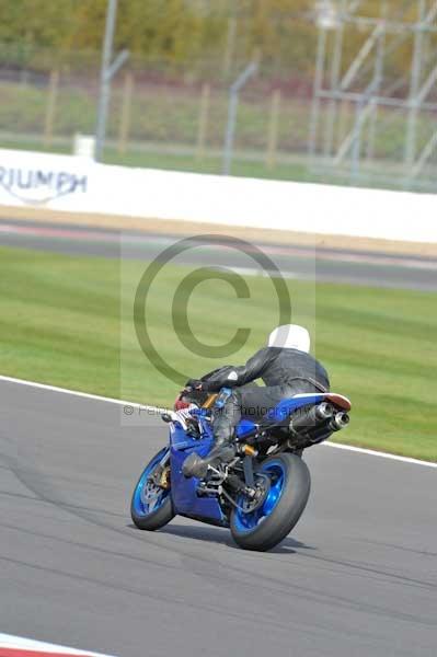Motorcycle action photographs;Silverstone circuit;Silverstone photographs;Trackday digital images;event digital images;eventdigitalimages;no limits trackday;peter wileman photography;rockingham towcester northamptonshire;trackday;trackday photos