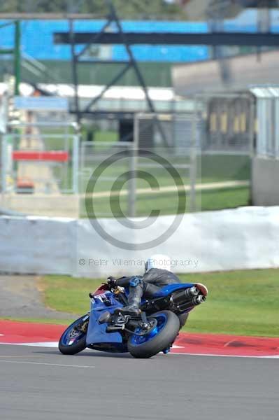 Motorcycle action photographs;Silverstone circuit;Silverstone photographs;Trackday digital images;event digital images;eventdigitalimages;no limits trackday;peter wileman photography;rockingham towcester northamptonshire;trackday;trackday photos