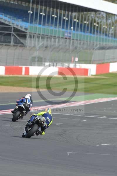 Motorcycle action photographs;Silverstone circuit;Silverstone photographs;Trackday digital images;event digital images;eventdigitalimages;no limits trackday;peter wileman photography;rockingham towcester northamptonshire;trackday;trackday photos