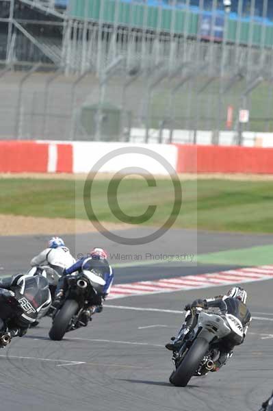 Motorcycle action photographs;Silverstone circuit;Silverstone photographs;Trackday digital images;event digital images;eventdigitalimages;no limits trackday;peter wileman photography;rockingham towcester northamptonshire;trackday;trackday photos