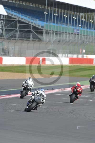 Motorcycle action photographs;Silverstone circuit;Silverstone photographs;Trackday digital images;event digital images;eventdigitalimages;no limits trackday;peter wileman photography;rockingham towcester northamptonshire;trackday;trackday photos