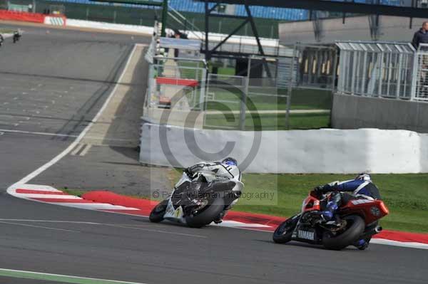 Motorcycle action photographs;Silverstone circuit;Silverstone photographs;Trackday digital images;event digital images;eventdigitalimages;no limits trackday;peter wileman photography;rockingham towcester northamptonshire;trackday;trackday photos