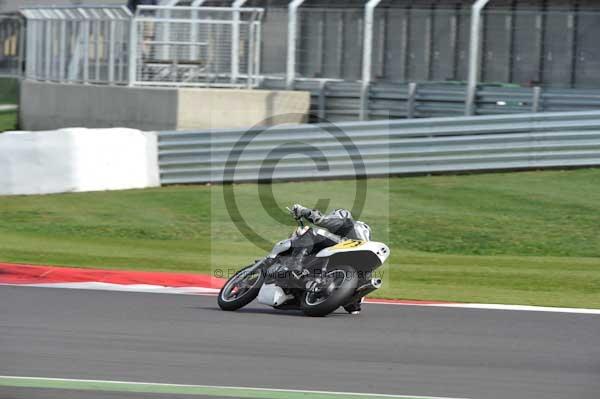 Motorcycle action photographs;Silverstone circuit;Silverstone photographs;Trackday digital images;event digital images;eventdigitalimages;no limits trackday;peter wileman photography;rockingham towcester northamptonshire;trackday;trackday photos