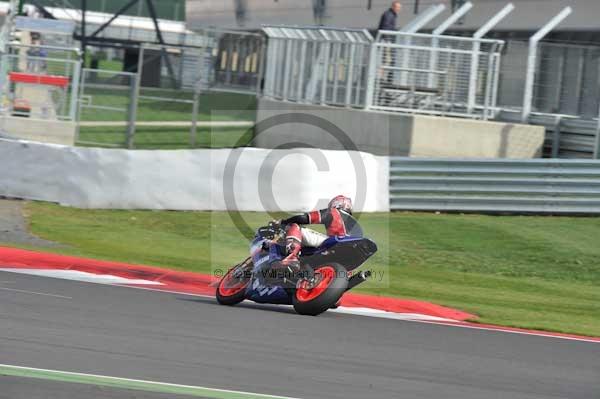 Motorcycle action photographs;Silverstone circuit;Silverstone photographs;Trackday digital images;event digital images;eventdigitalimages;no limits trackday;peter wileman photography;rockingham towcester northamptonshire;trackday;trackday photos