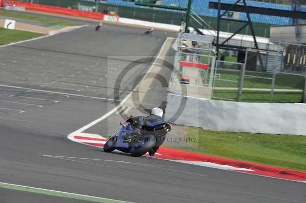 Motorcycle action photographs;Silverstone circuit;Silverstone photographs;Trackday digital images;event digital images;eventdigitalimages;no limits trackday;peter wileman photography;rockingham towcester northamptonshire;trackday;trackday photos