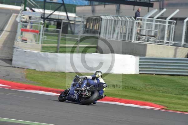 Motorcycle action photographs;Silverstone circuit;Silverstone photographs;Trackday digital images;event digital images;eventdigitalimages;no limits trackday;peter wileman photography;rockingham towcester northamptonshire;trackday;trackday photos