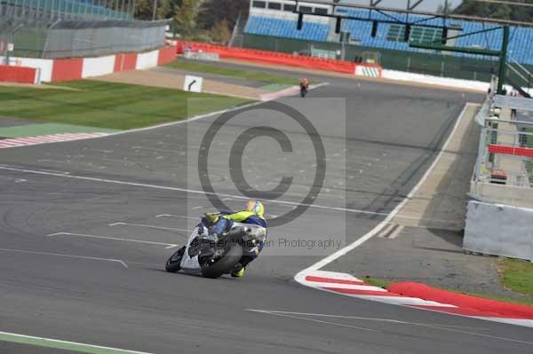 Motorcycle action photographs;Silverstone circuit;Silverstone photographs;Trackday digital images;event digital images;eventdigitalimages;no limits trackday;peter wileman photography;rockingham towcester northamptonshire;trackday;trackday photos