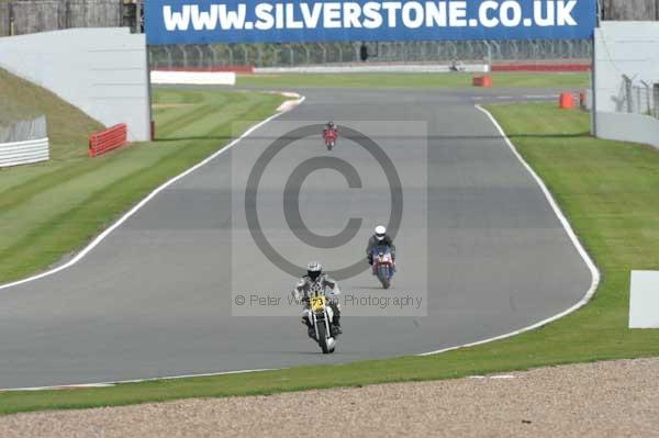 Motorcycle action photographs;Silverstone circuit;Silverstone photographs;Trackday digital images;event digital images;eventdigitalimages;no limits trackday;peter wileman photography;rockingham towcester northamptonshire;trackday;trackday photos