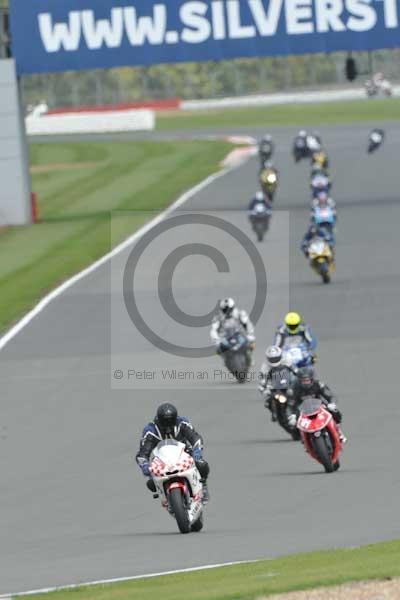 Motorcycle action photographs;Silverstone circuit;Silverstone photographs;Trackday digital images;event digital images;eventdigitalimages;no limits trackday;peter wileman photography;rockingham towcester northamptonshire;trackday;trackday photos