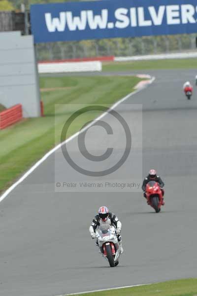 Motorcycle action photographs;Silverstone circuit;Silverstone photographs;Trackday digital images;event digital images;eventdigitalimages;no limits trackday;peter wileman photography;rockingham towcester northamptonshire;trackday;trackday photos