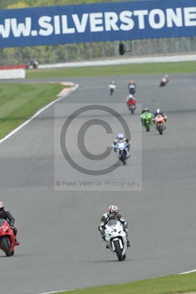 Motorcycle action photographs;Silverstone circuit;Silverstone photographs;Trackday digital images;event digital images;eventdigitalimages;no limits trackday;peter wileman photography;rockingham towcester northamptonshire;trackday;trackday photos