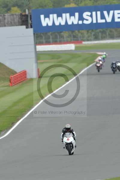 Motorcycle action photographs;Silverstone circuit;Silverstone photographs;Trackday digital images;event digital images;eventdigitalimages;no limits trackday;peter wileman photography;rockingham towcester northamptonshire;trackday;trackday photos