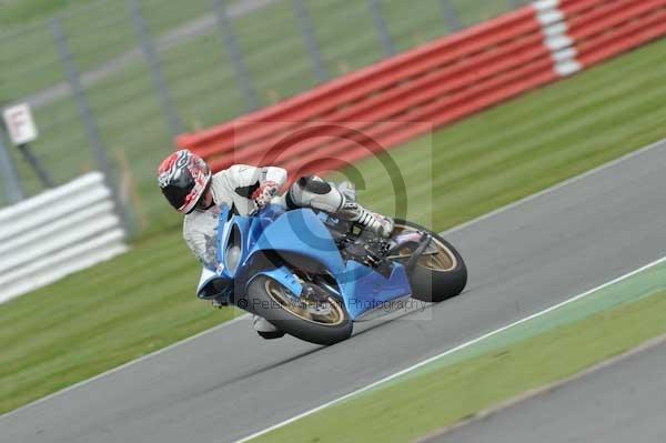 Motorcycle action photographs;Silverstone circuit;Silverstone photographs;Trackday digital images;event digital images;eventdigitalimages;no limits trackday;peter wileman photography;rockingham towcester northamptonshire;trackday;trackday photos
