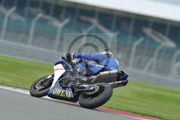 Motorcycle action photographs;Silverstone circuit;Silverstone photographs;Trackday digital images;event digital images;eventdigitalimages;no limits trackday;peter wileman photography;rockingham towcester northamptonshire;trackday;trackday photos