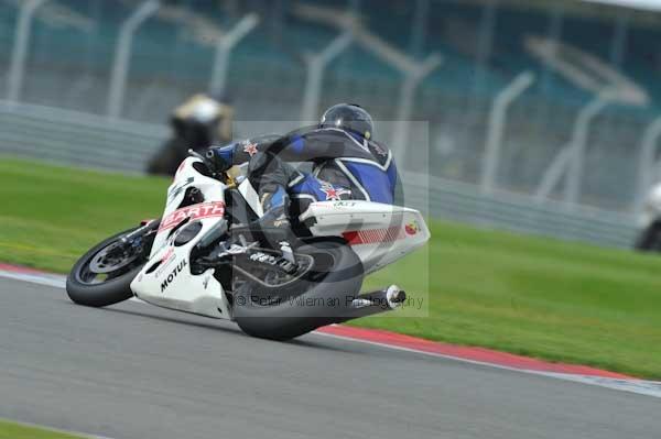 Motorcycle action photographs;Silverstone circuit;Silverstone photographs;Trackday digital images;event digital images;eventdigitalimages;no limits trackday;peter wileman photography;rockingham towcester northamptonshire;trackday;trackday photos
