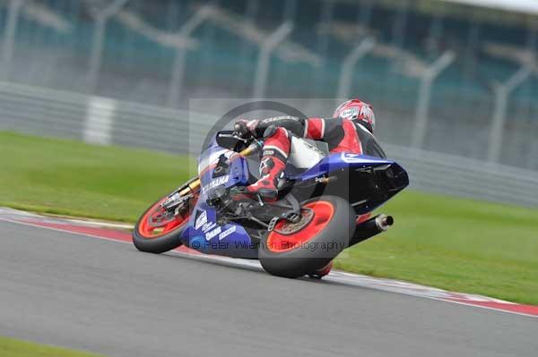 Motorcycle action photographs;Silverstone circuit;Silverstone photographs;Trackday digital images;event digital images;eventdigitalimages;no limits trackday;peter wileman photography;rockingham towcester northamptonshire;trackday;trackday photos