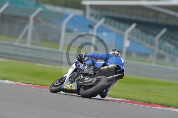 Motorcycle action photographs;Silverstone circuit;Silverstone photographs;Trackday digital images;event digital images;eventdigitalimages;no limits trackday;peter wileman photography;rockingham towcester northamptonshire;trackday;trackday photos