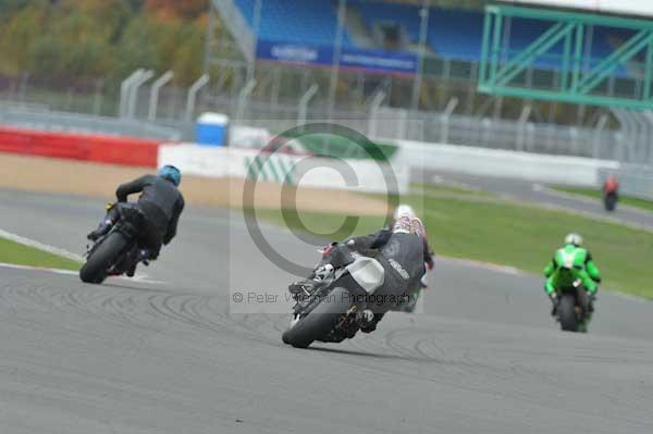 Motorcycle action photographs;Silverstone circuit;Silverstone photographs;Trackday digital images;event digital images;eventdigitalimages;no limits trackday;peter wileman photography;rockingham towcester northamptonshire;trackday;trackday photos