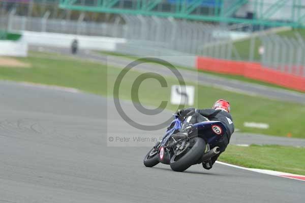 Motorcycle action photographs;Silverstone circuit;Silverstone photographs;Trackday digital images;event digital images;eventdigitalimages;no limits trackday;peter wileman photography;rockingham towcester northamptonshire;trackday;trackday photos