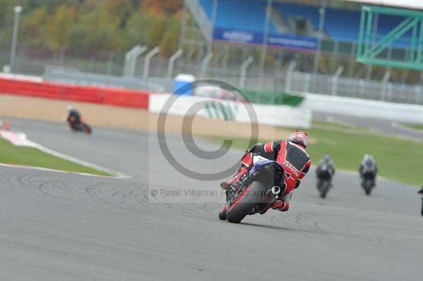 Motorcycle action photographs;Silverstone circuit;Silverstone photographs;Trackday digital images;event digital images;eventdigitalimages;no limits trackday;peter wileman photography;rockingham towcester northamptonshire;trackday;trackday photos