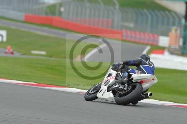 Motorcycle action photographs;Silverstone circuit;Silverstone photographs;Trackday digital images;event digital images;eventdigitalimages;no limits trackday;peter wileman photography;rockingham towcester northamptonshire;trackday;trackday photos